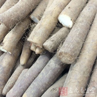 新鲜山药洗净后去皮切成小块