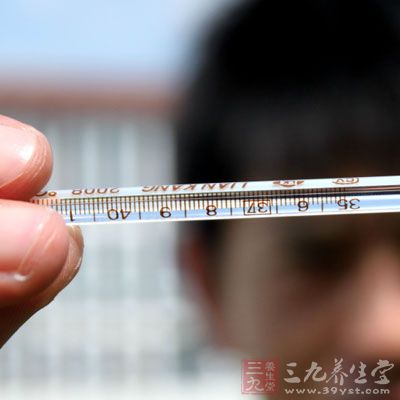 一般37.5——38℃为低热，38.1——39℃为中度热