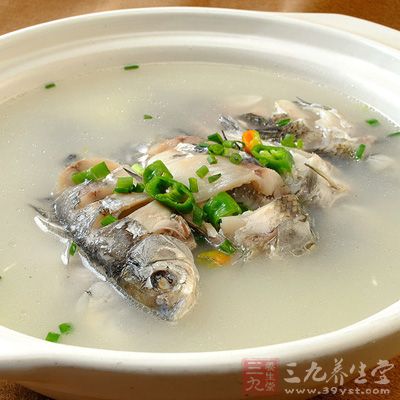 鲜鲫鱼500克，去鳞除内脏，加黄豆芽60克(或通草6克，中药店有售)，煮汤喝