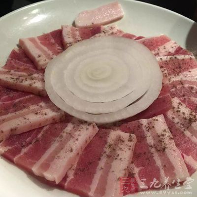 如肉、鸡、鱼，因为食用蛋白质多了，排出的尿素也会增多