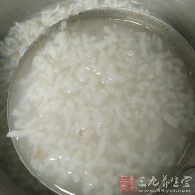 饮食应以清淡为主，不妨喝点白粥，加少许盐