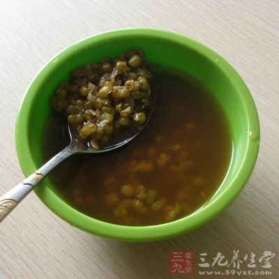 白菜绿豆饮不仅能够解决宝宝口渴的问题,还能为宝宝清热降火,是宝宝夏季饮品的首选之一