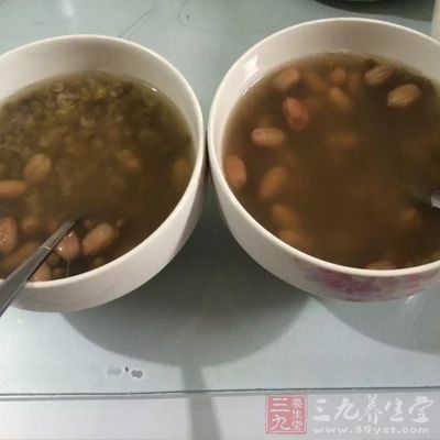 将绿豆加水煮烂