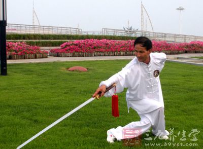 习太极拳者，须悟阴阳相济之义