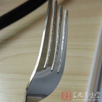 用叉子吃饭可以控制吃饭的速度