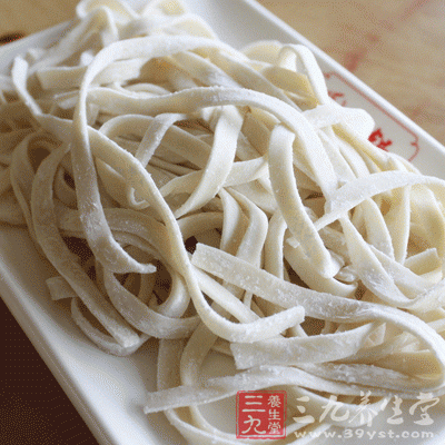 与用去麸小麦制作的白面包不同,精制面粉缺乏很多营养,因此面条比面包