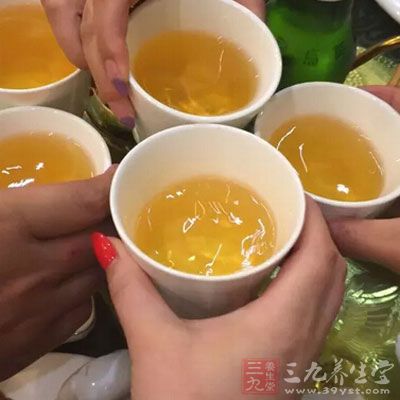 不要喝啤酒，啤酒会增强食欲