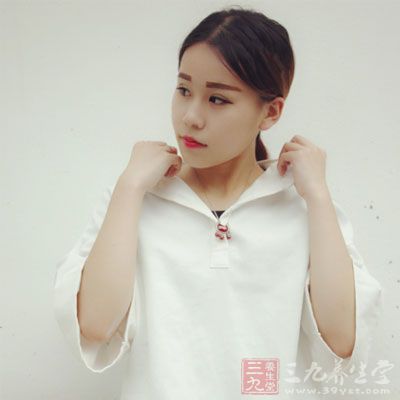 超过78%的女人承认她们会在办公桌上吃饭，或是边敲电脑边吃零食