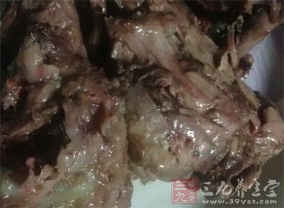 立即减少以下物质的摄入，辛辣食物、糖类、鸡肉、羊肉