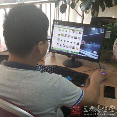 做文字工作或经常操作电脑的男人容易视力下降