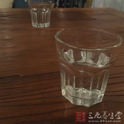 多喝热水：也可在腹部放个热水袋进行热敷