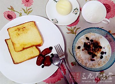 保证吃好早餐，吃饱午餐，吃少晚餐