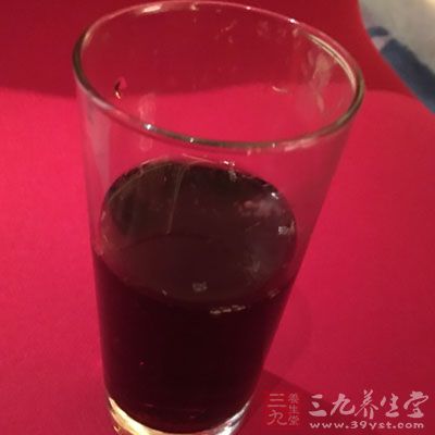 漱口有助于冲掉碳酸饮料中含有的可以腐蚀牙釉质的酸