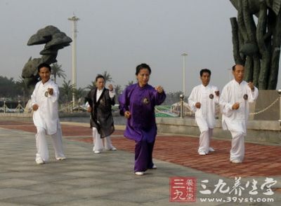 落脚时要呼气下沉，起腿时松身沉气，以助稳定