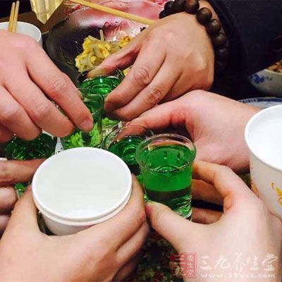 酒的主要成分是酒精，酒精其实是一种利尿剂