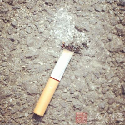 很多女性以抽烟为时髦，其实抽烟百害而无一利