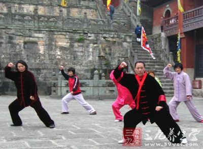 在太极拳中左右脚，只要哪个脚是重心