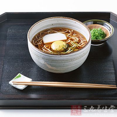 腰间盘突出患者饮食以自我感觉无不适，饮食内容以低渣、温和、易消化为原则