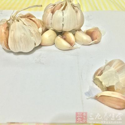 大蒜里含的某些成分，对胃肠道有刺激作用