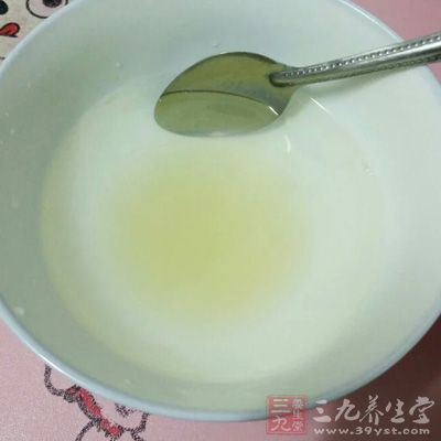 再加一汤匙蜂蜜搅匀