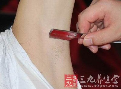 腋毛会帮助汗水顺着腋毛流出体外