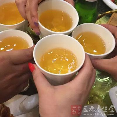 年龄越大的人出现啤酒肚的几率越高