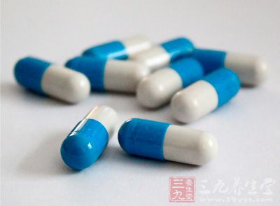 可在抗病毒药物配合下滴用皮质类固醇