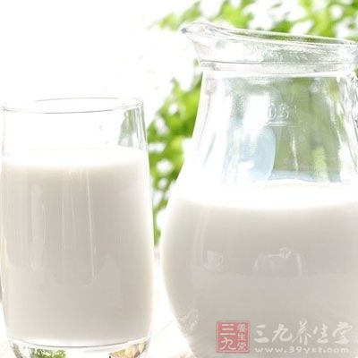 在活动量大的夏天更需维生素B2。维生素B2的最佳食物来源是牛奶、乳酪等乳制品