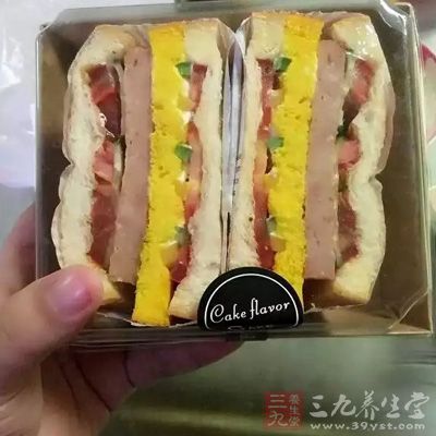 前驱期的特征是食欲降低、沉郁