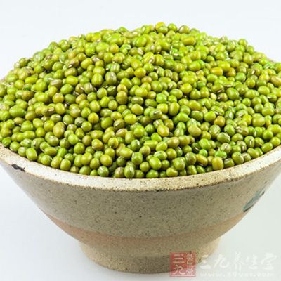 绿豆60g，白米80g，白糖20g，熬粥