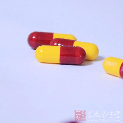 可用药物配合封闭治疗