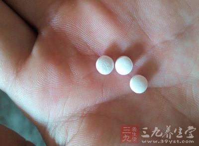 少接触肥皂，洗衣粉等刺激性化学用品，同时服用维生素C