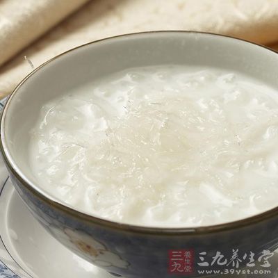 鲜牛奶250毫升、大米60克、白糖适量