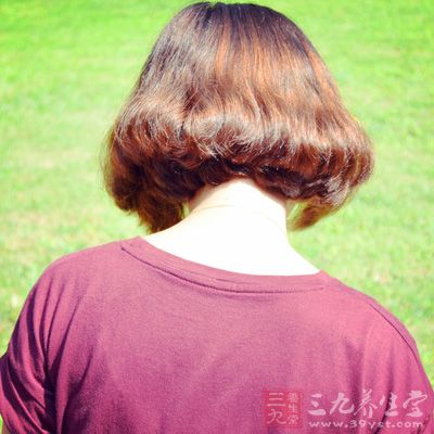 见于20～30岁女青年