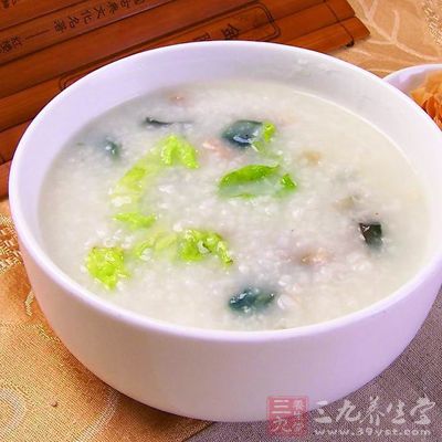 芹菜连根120克，粳米250克