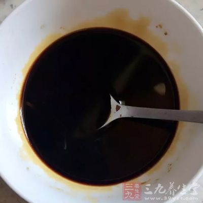 酱油是老百姓广泛应 用的调味品，通过吃含铁酱油补铁是个不错的选择