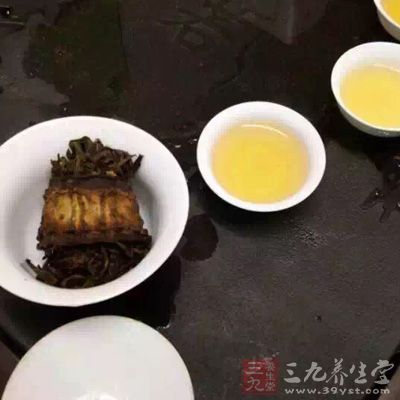 有些朋友如果无茶”不欢，非要饮茶。那么，一定要酌情控制饮茶量