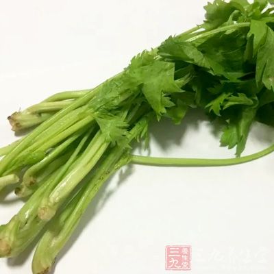 吃白粥、米饭等上升血糖速度快的食物，要配一些膳食纤维多、蛋白质丰富的小菜，比如芹菜拌香干