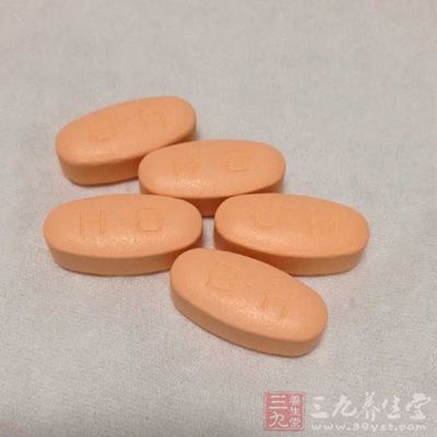 由于尿道炎发病初期治疗不规范，盲目用药、破坏内环境