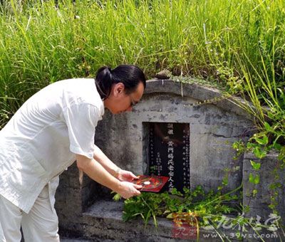 坟墓上被压棺木板、砖块