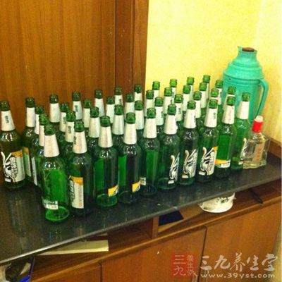 吃火锅的时候最好少喝啤酒