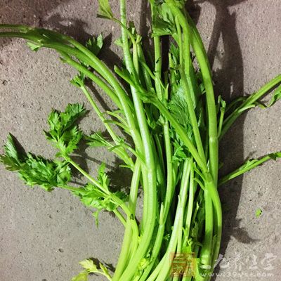 适量的芹菜约25克