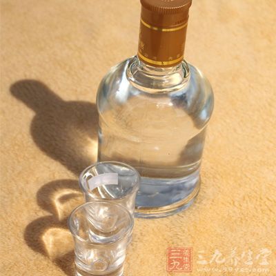 用酒精、白酒搓揉患部