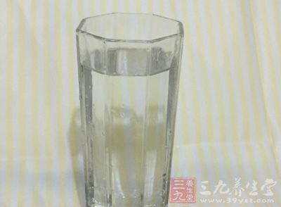 每日正常饮水量应达2000~2500毫升