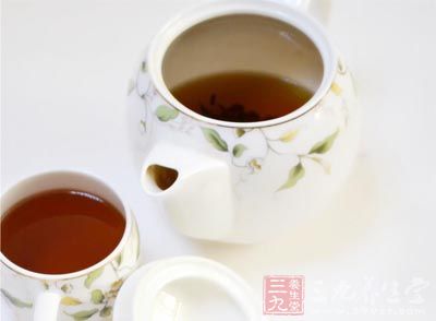 小葫仙给完颜的母亲倒茶