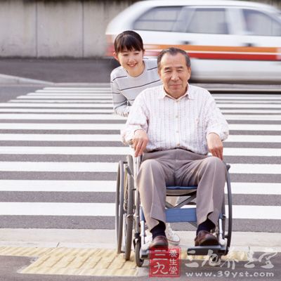 血肿压迫周围脑组织，引起脑水肿、颅内压增高及脑组织移位