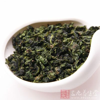 因为茶叶中含有大量鞣酸，鞣酸与蛋白质合成具有收敛性的鞣酸蛋白质，使肠道蠕动减慢