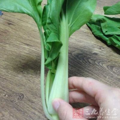 饮食以新鲜的青菜为主，洋白菜，油麦草，生菜等青菜可以帮助皮肤补水