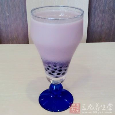 将鲜牛奶沿搅拌棒慢慢注入杯中