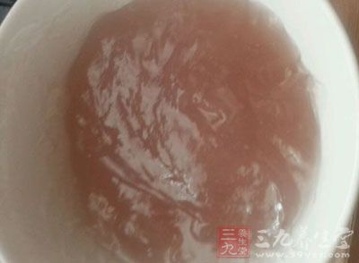 材料是藕粉、红糖适量